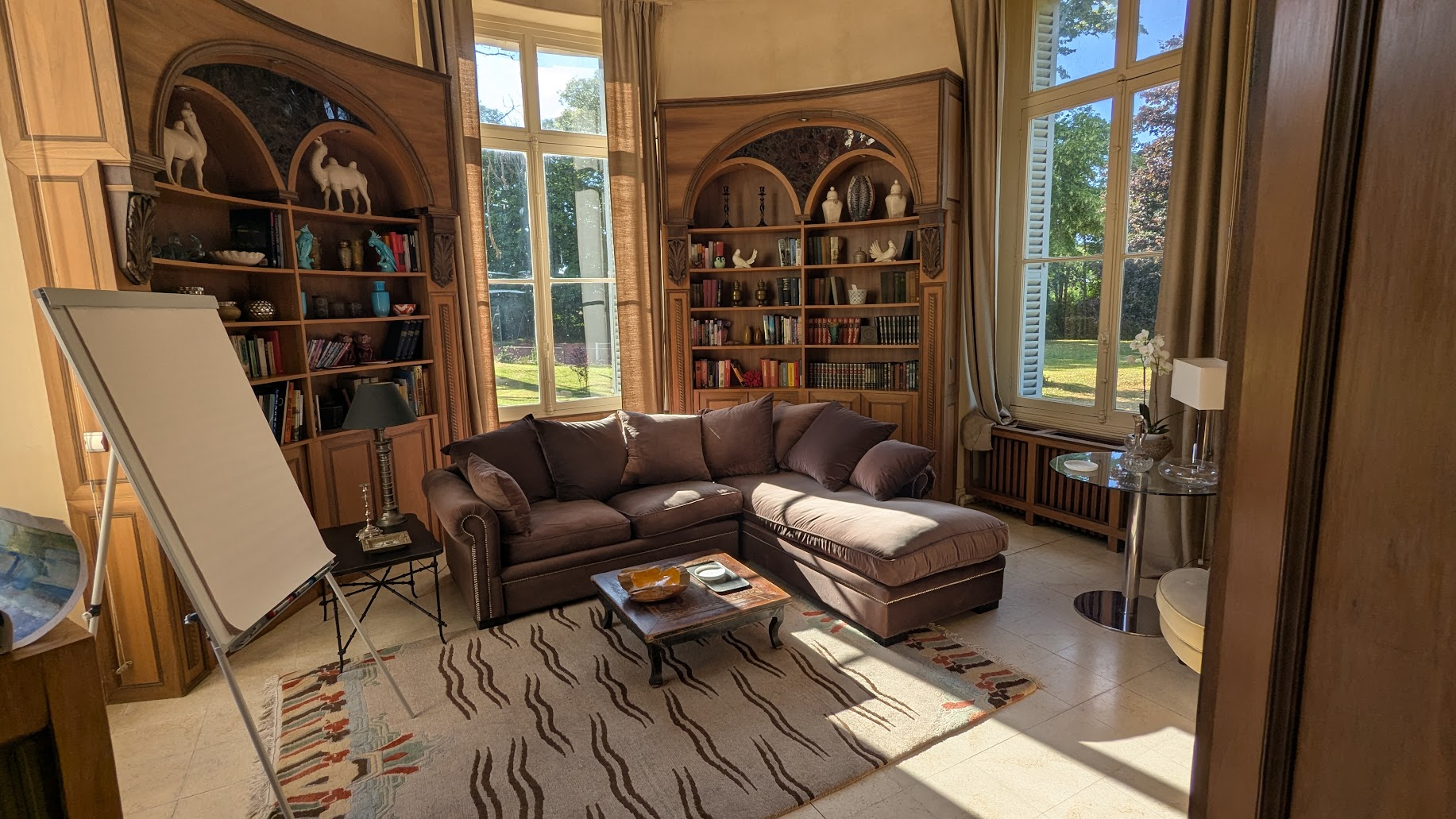 Le salon bibliothèque de Chenevelle équipé pour travailler