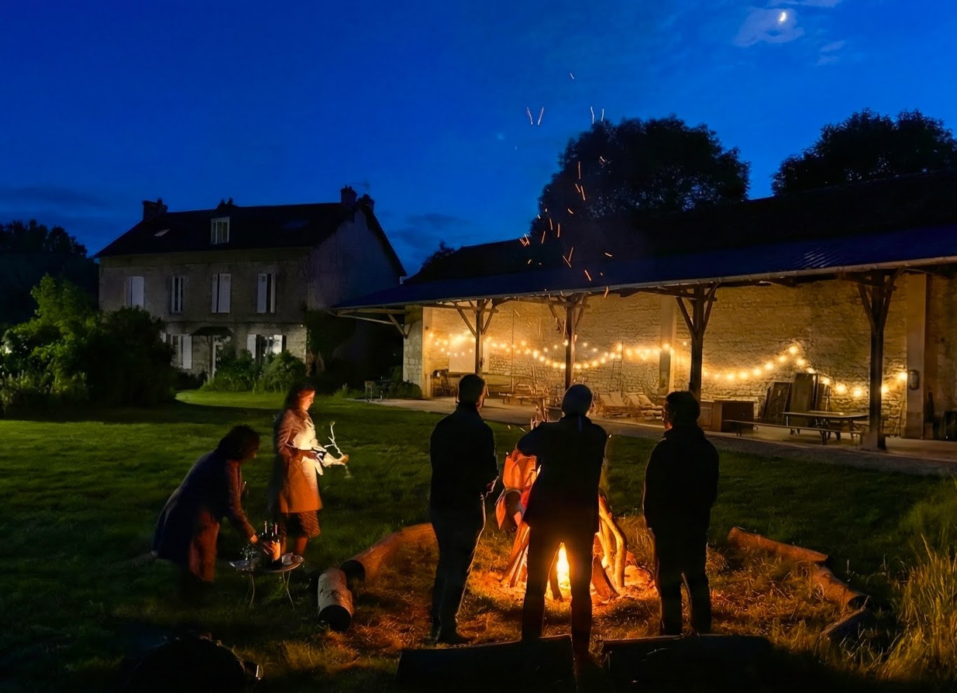 Un feu de camp en soirée