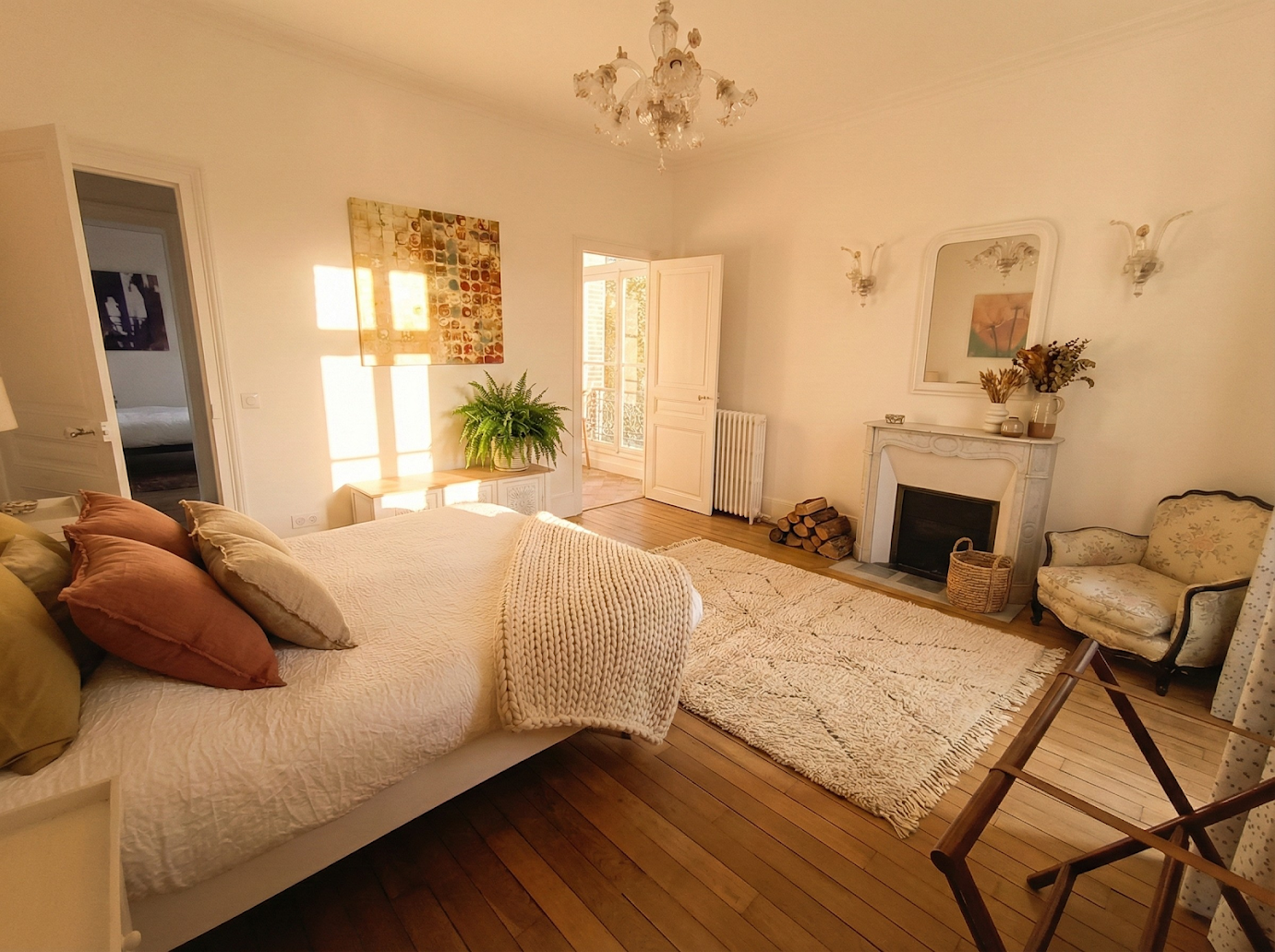 Une chambre de Chenevelle avec cheminée et fauteuil