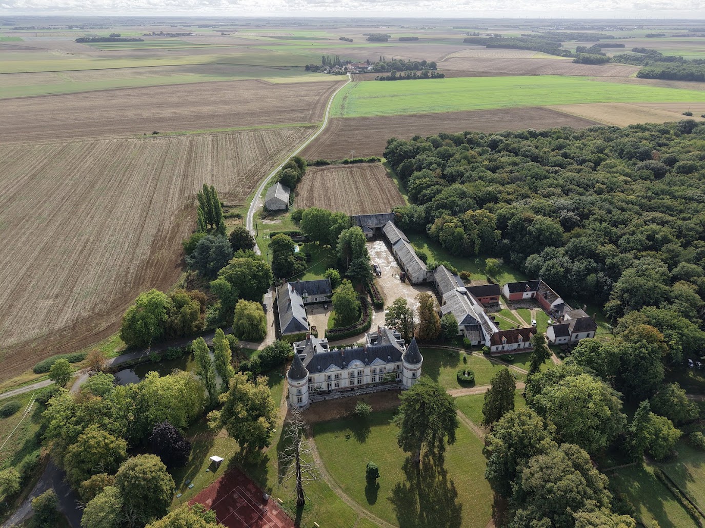 Vue aérienne du château de Chenevelle et de son parc