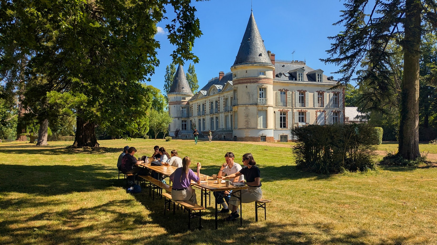 Une équipe réunie à table dans le jardin de Chenevelle