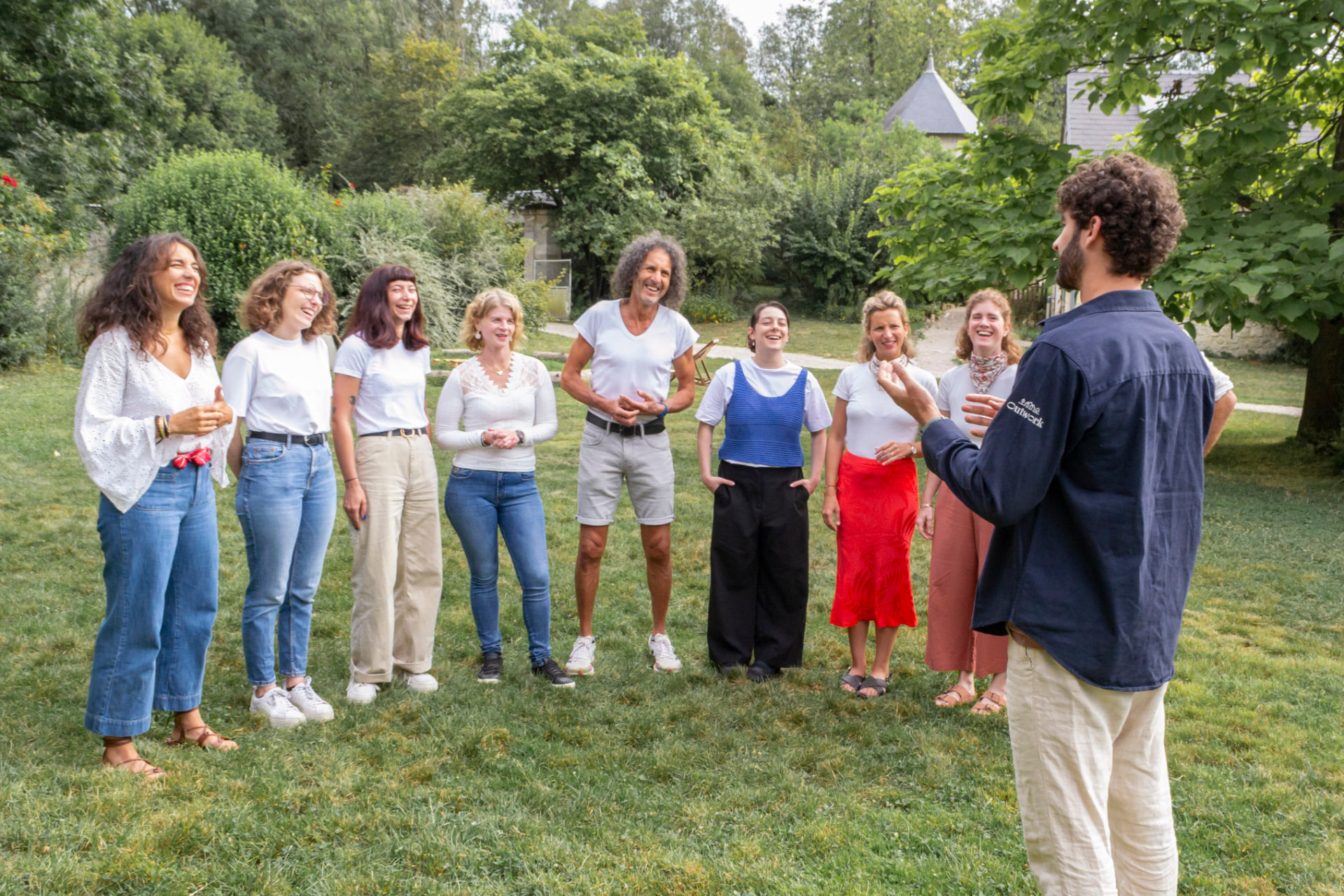 Une équipe réunie en pleine nature avec un facilitateur Outwork