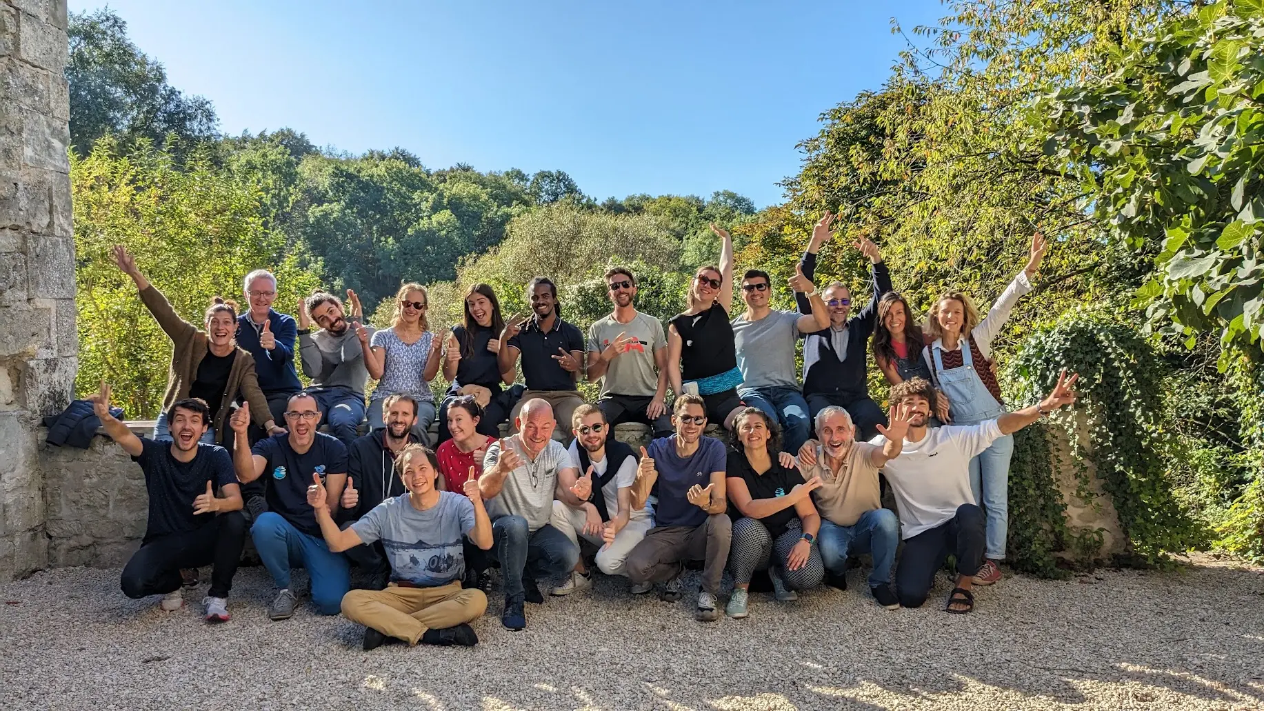 Un collectif réuni dans la nature devant une maison