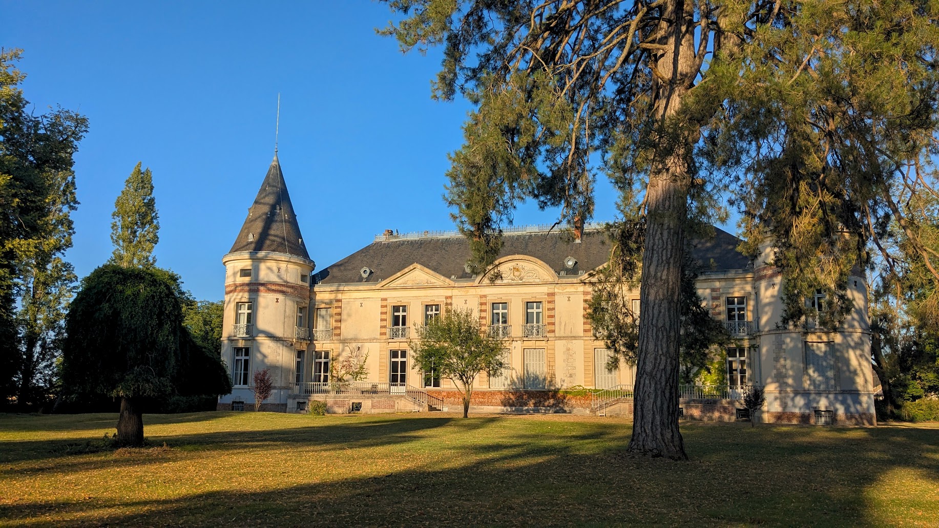 La façade du château de Chenevelle depuis le jardin