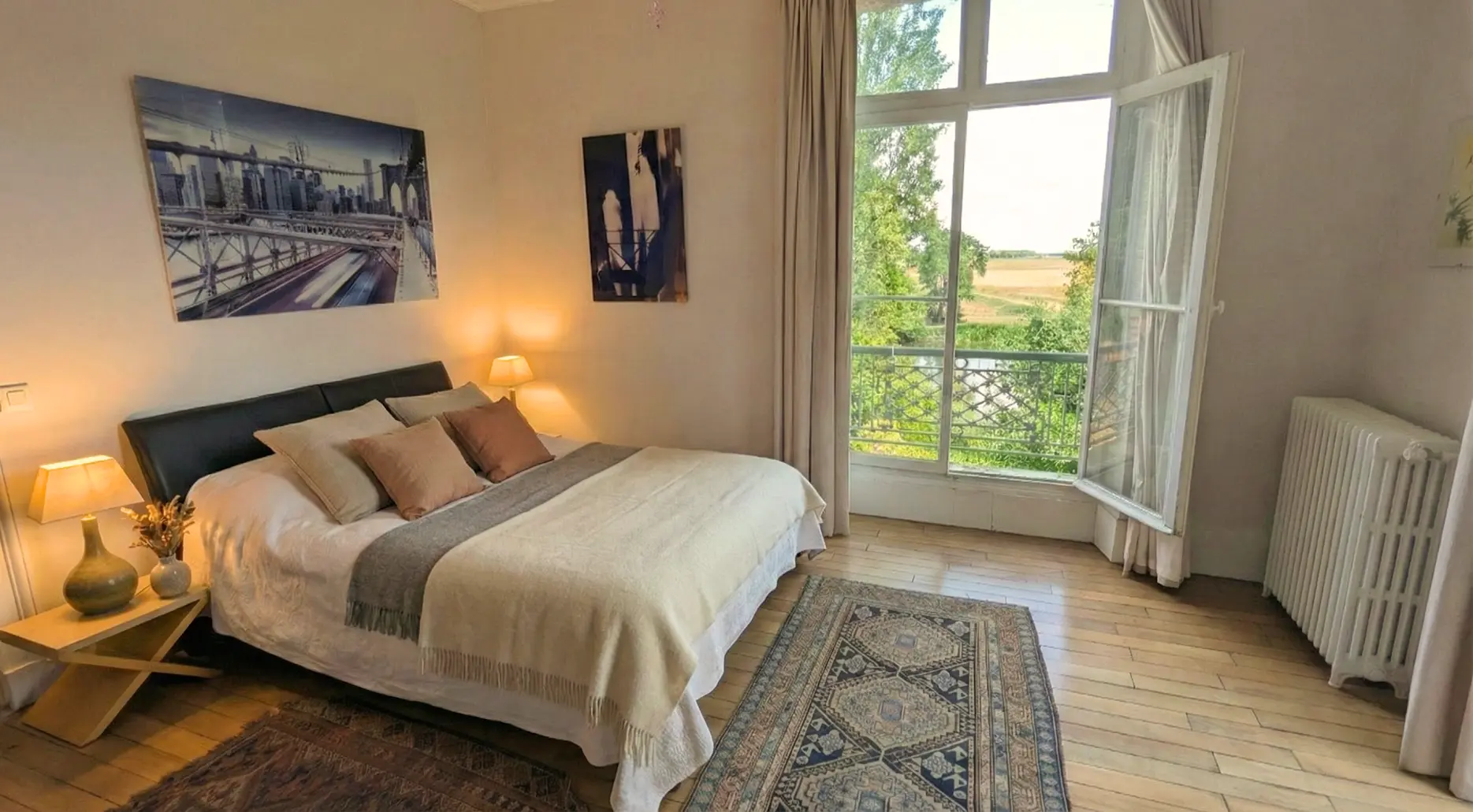 Une chambre de Chenevelle avec vue sur le parc