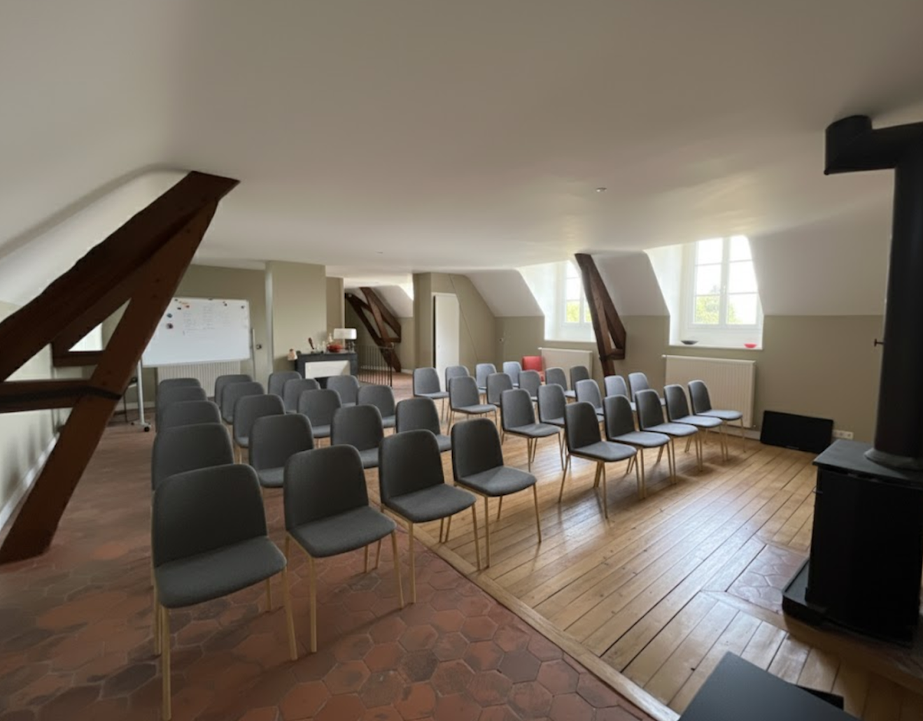 La grande salle de travail sous les toits de Chenevelle